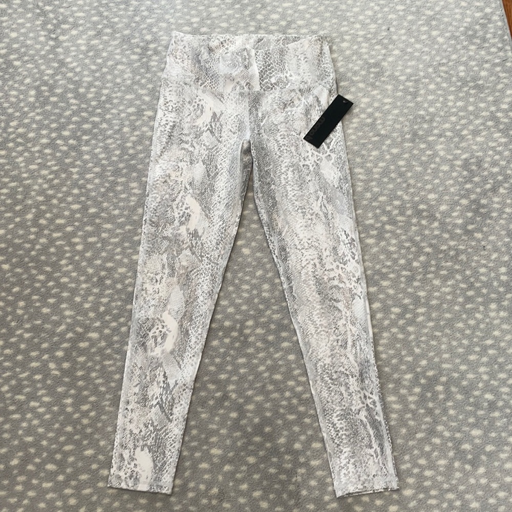 NWT. Mono b snakeskin white leggings. Medium